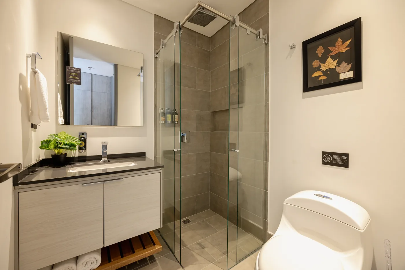 Bathroom with glass shower in a two-bedroom furnished apartment at Loma Verde, Medellín