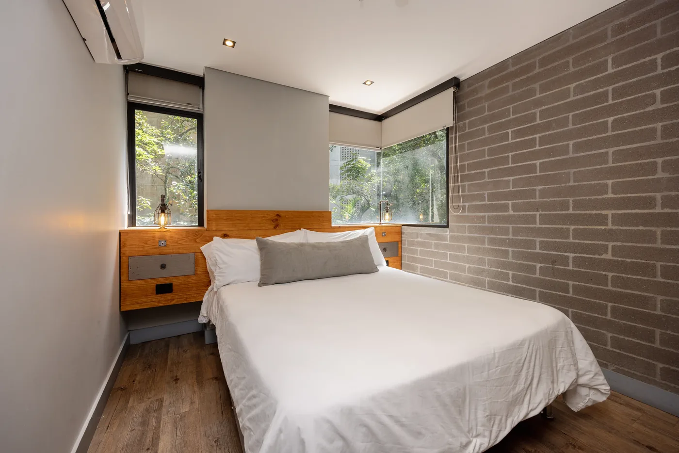 Second bedroom with brick wall in a two-bedroom furnished apartment at Loma Verde, Medellín